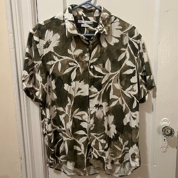 Men’s Short Sleeve Button Up Shirt - Picture 1 of 3